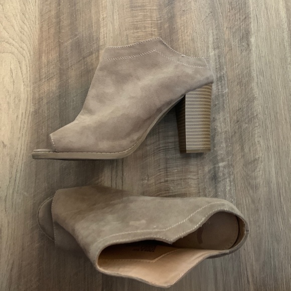 Heels - Picture 1 of 1